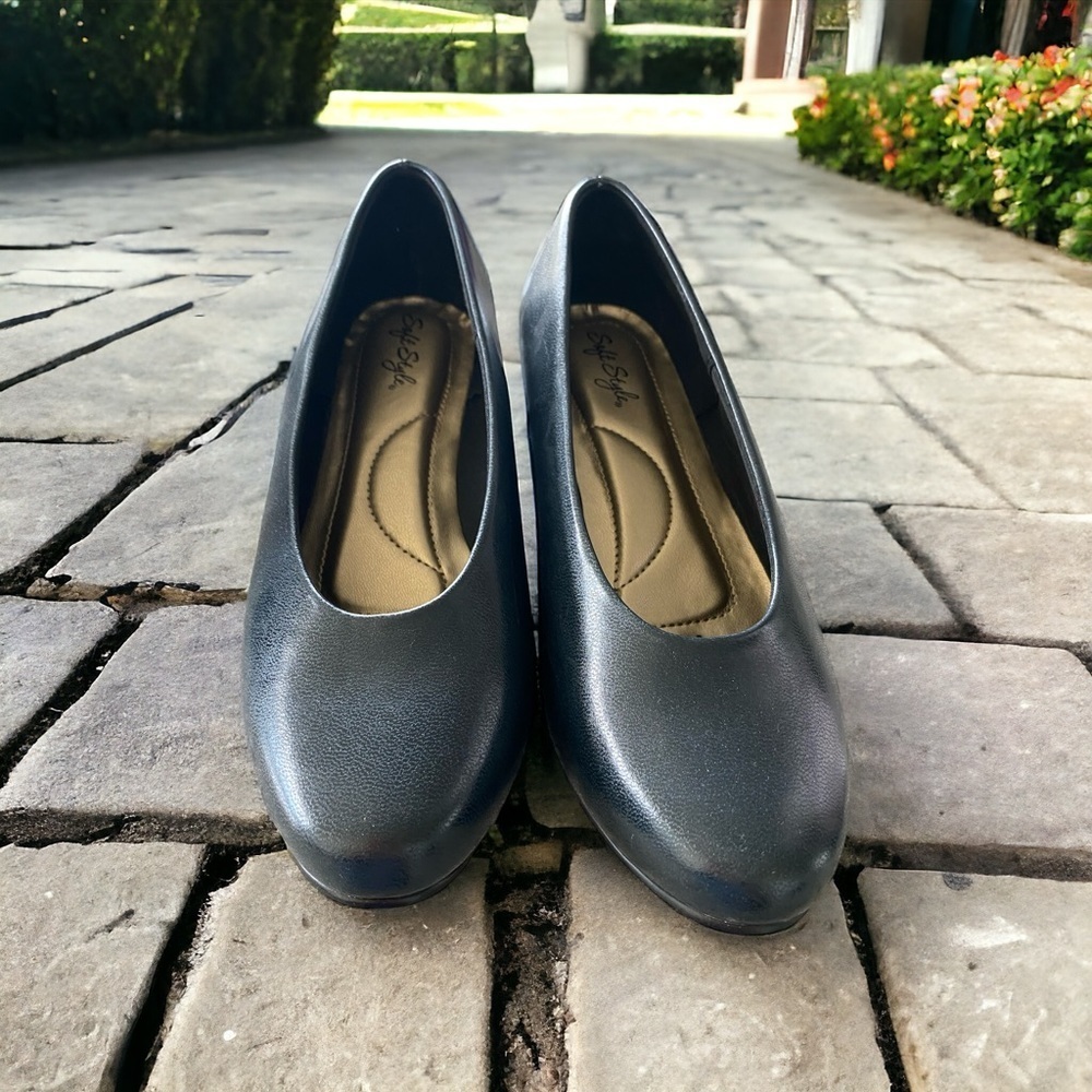Soft Styles by Hush Puppies EUC NAVY  1.25” heel 100% synthetic dress pumps